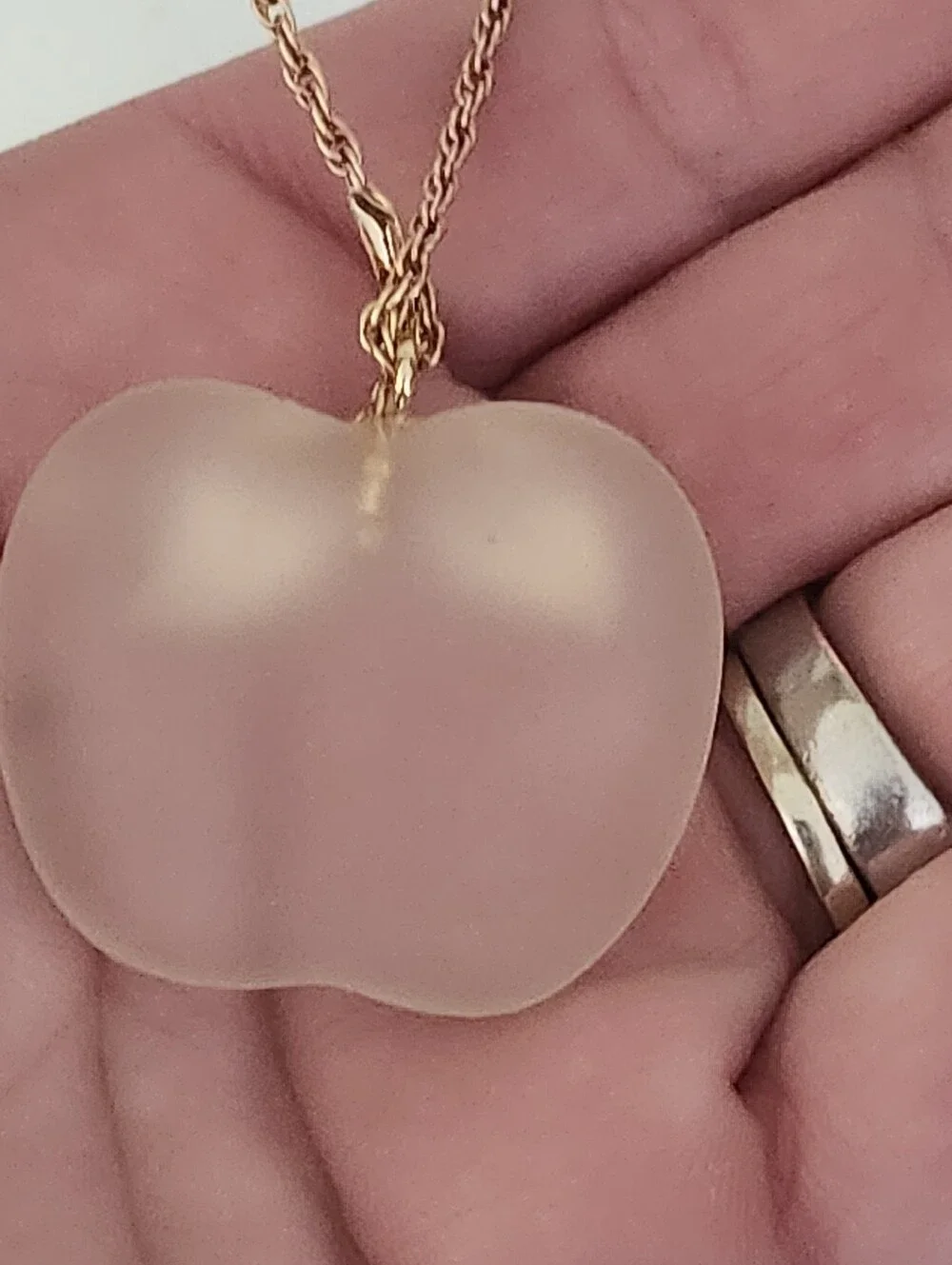 Vtg Avon Gold Tone Apple Pendant Necklace in Frosted White